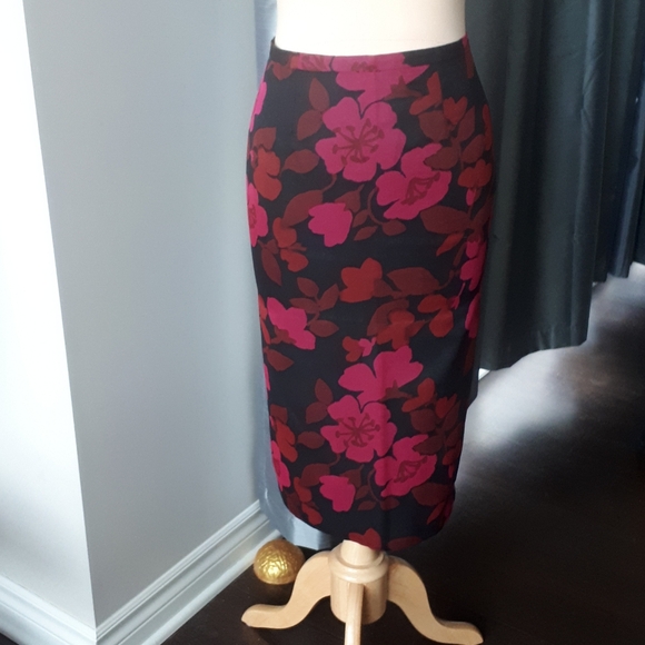 🌺Pencil black skirt with pink and burgundy colors in size L with zip at back - Picture 2 of 5